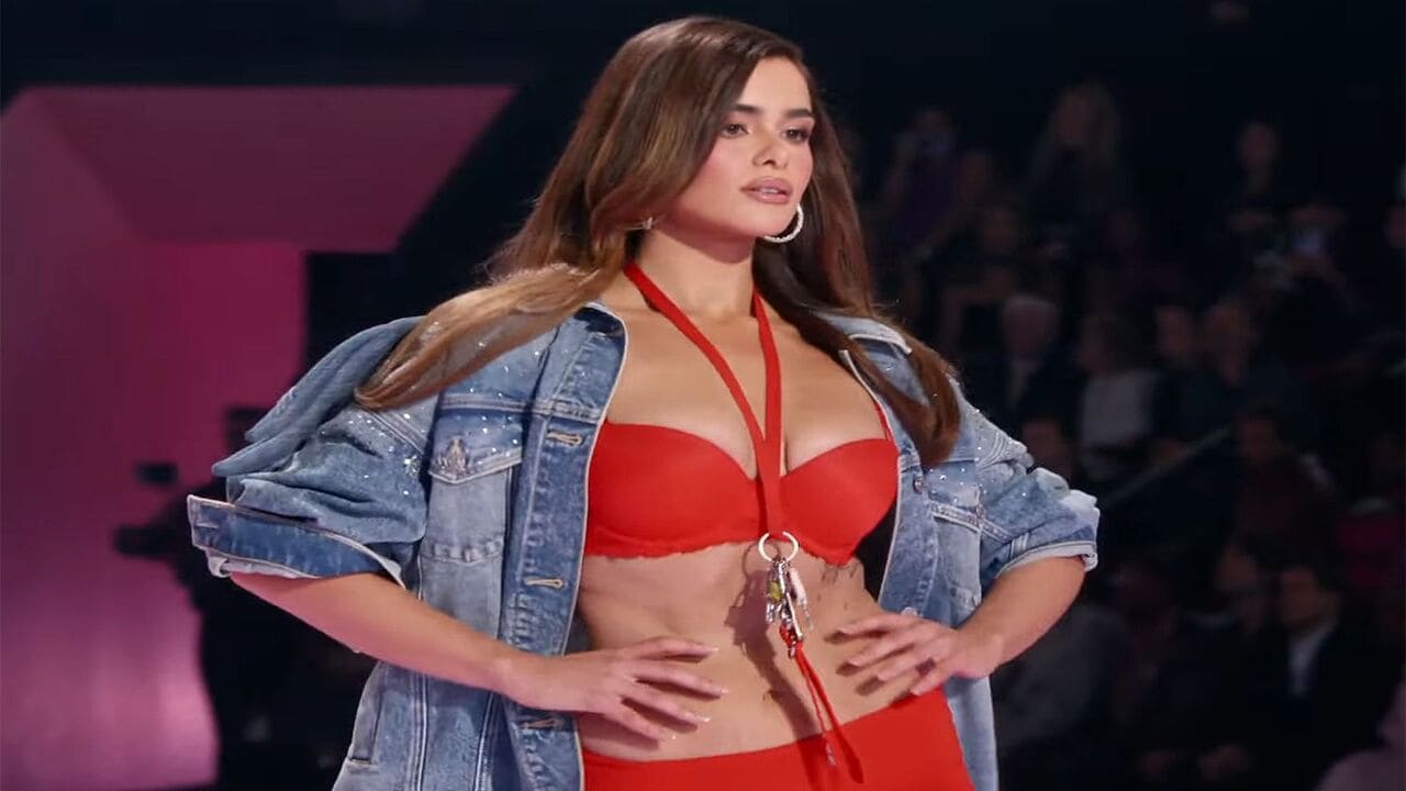Barbie Ferreira Debut di Panggung Victoria’s Secret Fashion Show