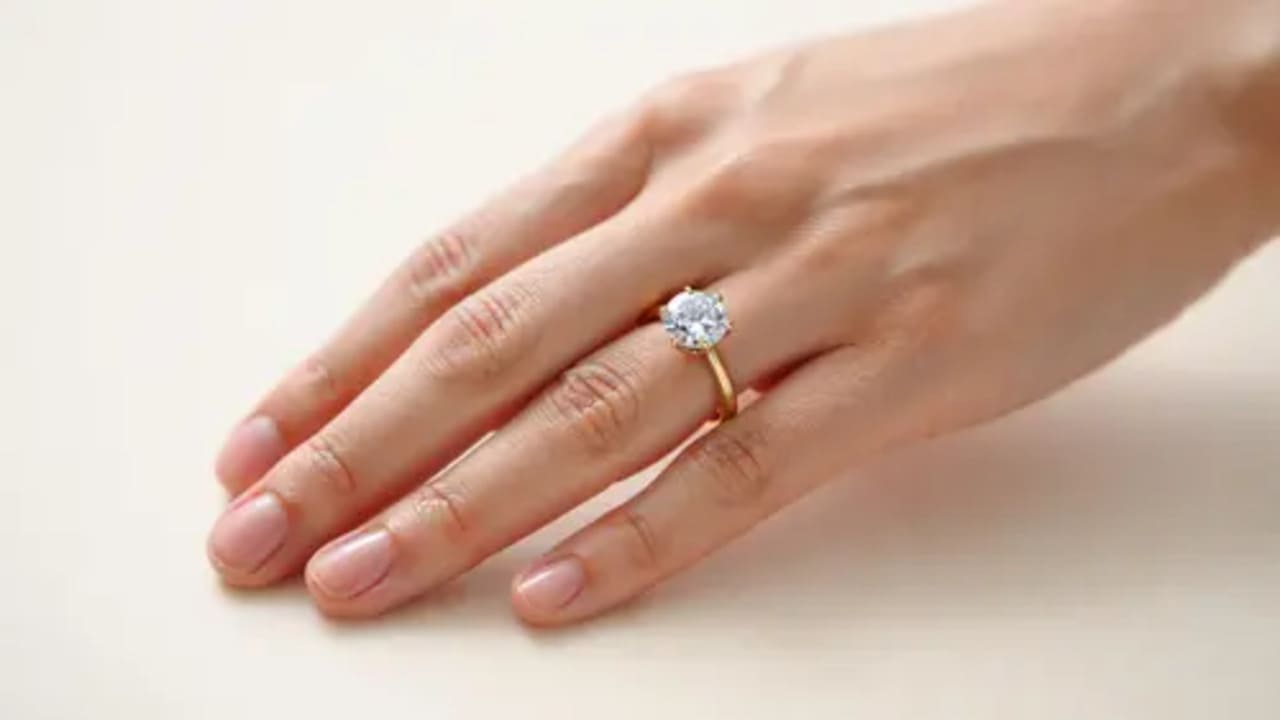 Cincin Berlian Emas Kuning Paling Elegan untuk Tahun 2025
